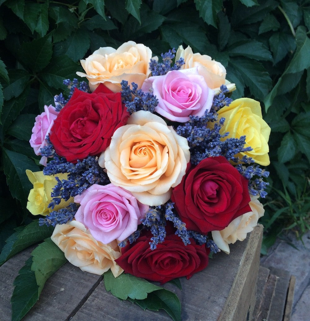 Buchet cununie trandafiri colorati si lavanda, livrare Bucuresti si Ilfov