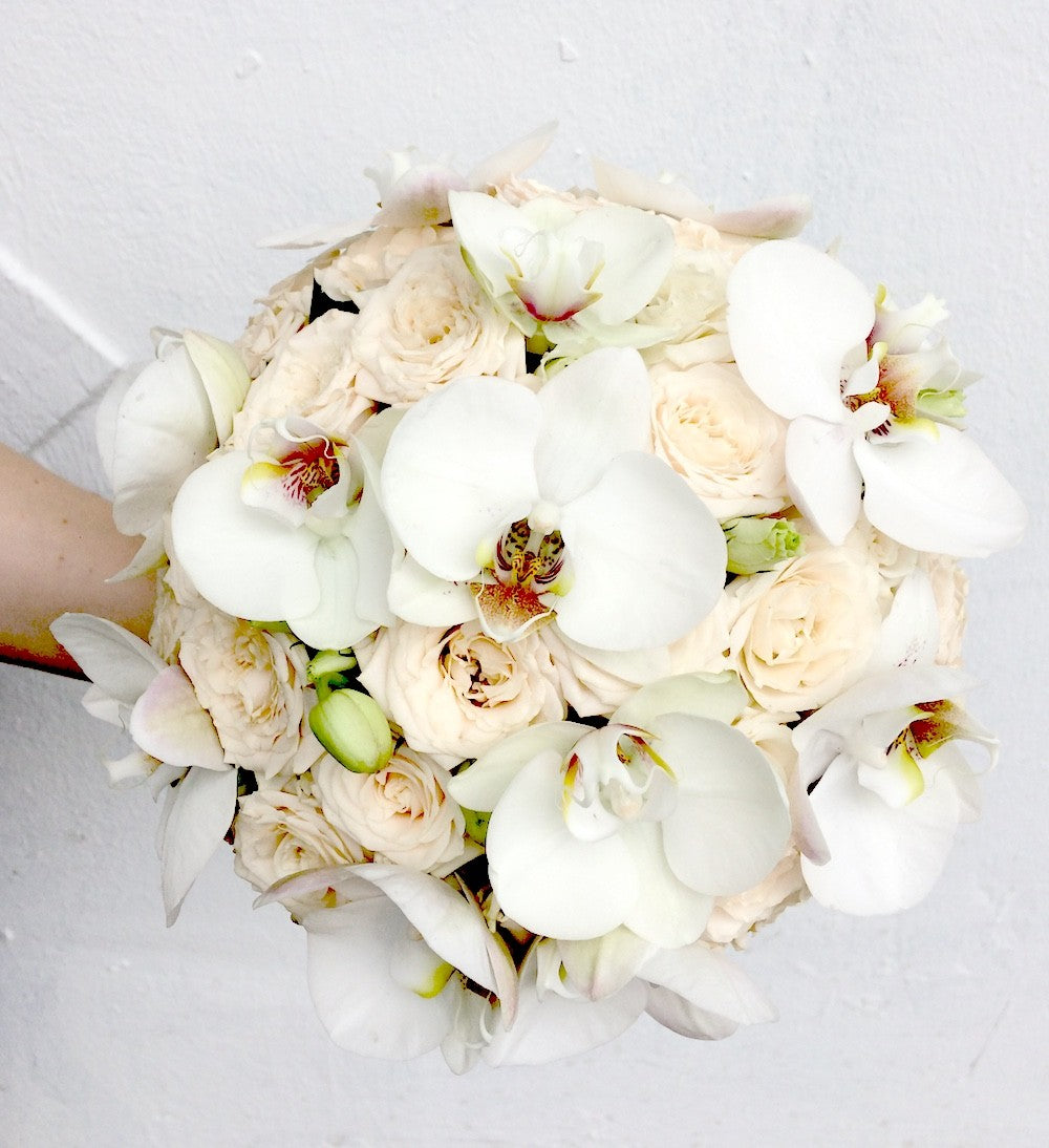 Buchet mireasa minirose crem si orhidee phalaenopsis