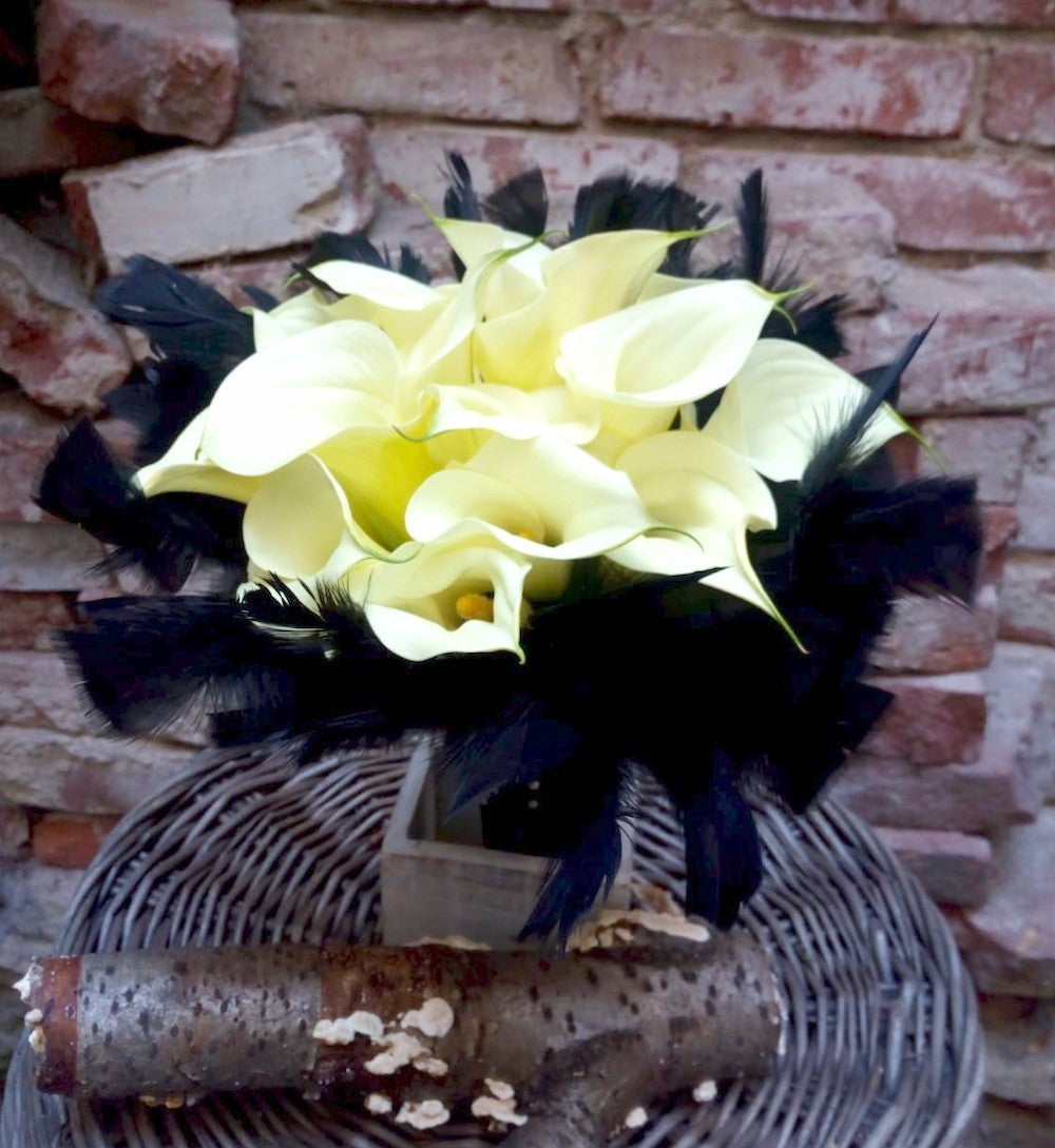 Buchet cununie civila cale albe si pene negre - modele buchete cununie noncoformiste