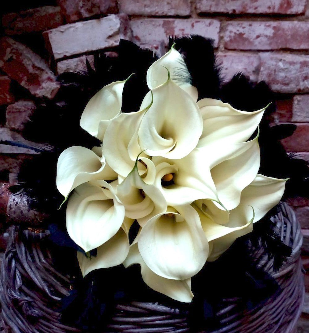 Buchet cununie civila cale albe si pene negre - modele buchete cununie noncoformiste