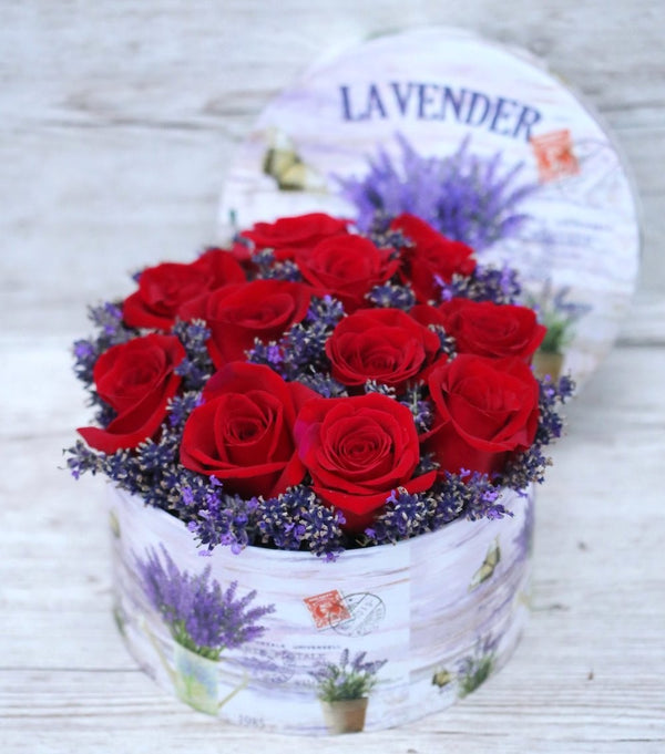 Trandafiri rosii si lavanda in cutie rotunda - livrare Bucuresti, pret special online