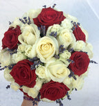 Buchet mireasa trandafiri rosii, albi si lavanda