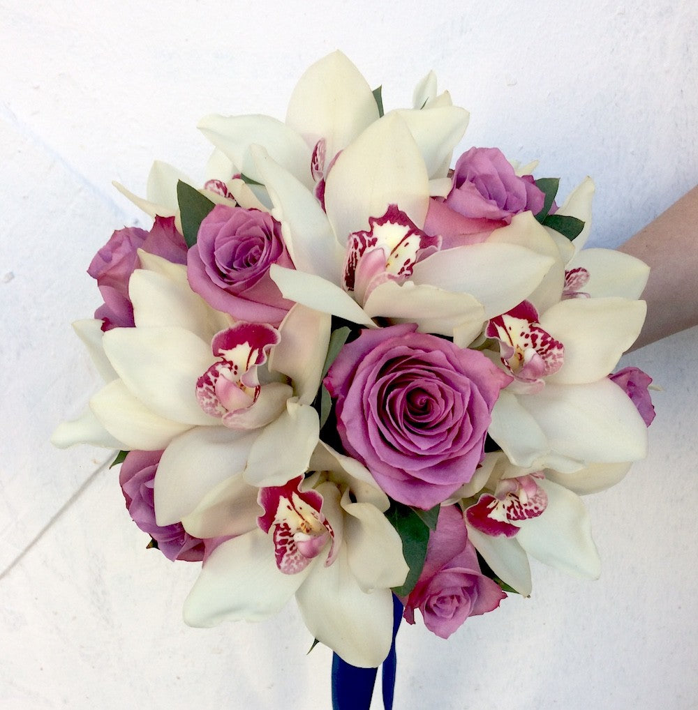 Buchet cununie trandafiri mov si cymbidium