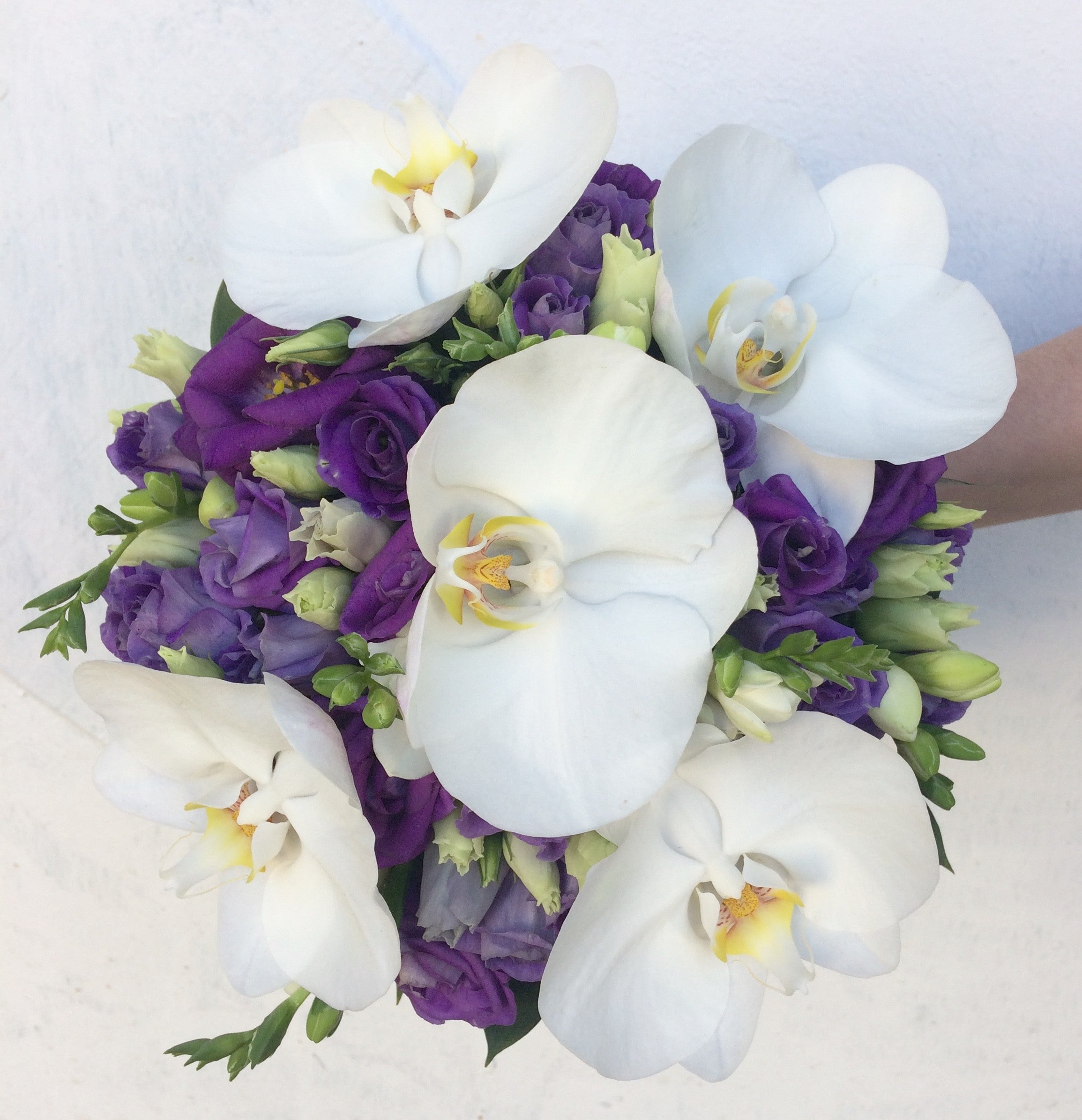 Buchet cununie lisianthus mov si orhidee
