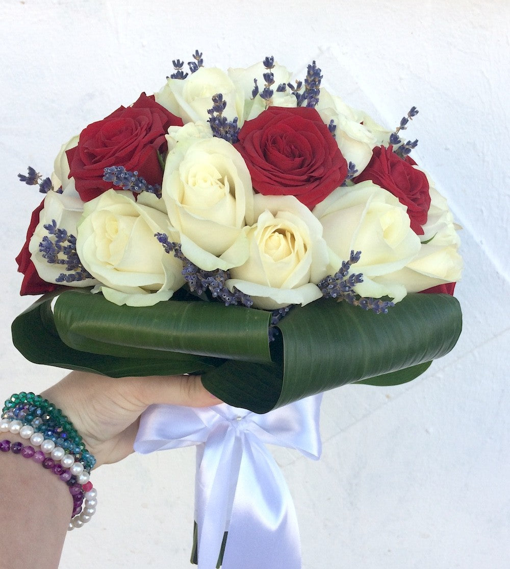 Buchet mireasa trandafiri rosii, albi si lavanda