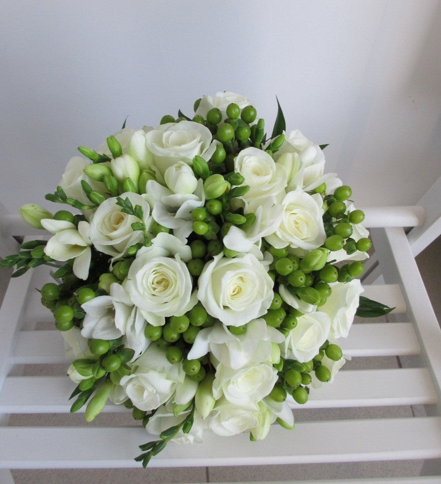 Buchet de mireasa cu trandafiri akito, frezii albe si hypericum verde