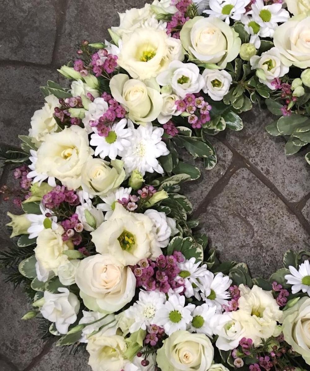 Coroana funerara in burete cu trandafiri albi, livrare in Bucuresti la pret special!