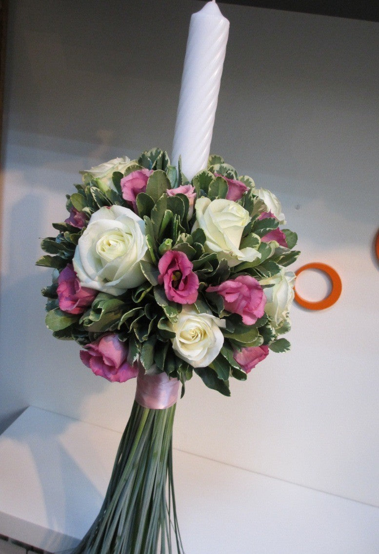 Lumanare de botez cu trandafiri albi si lisianthus roz