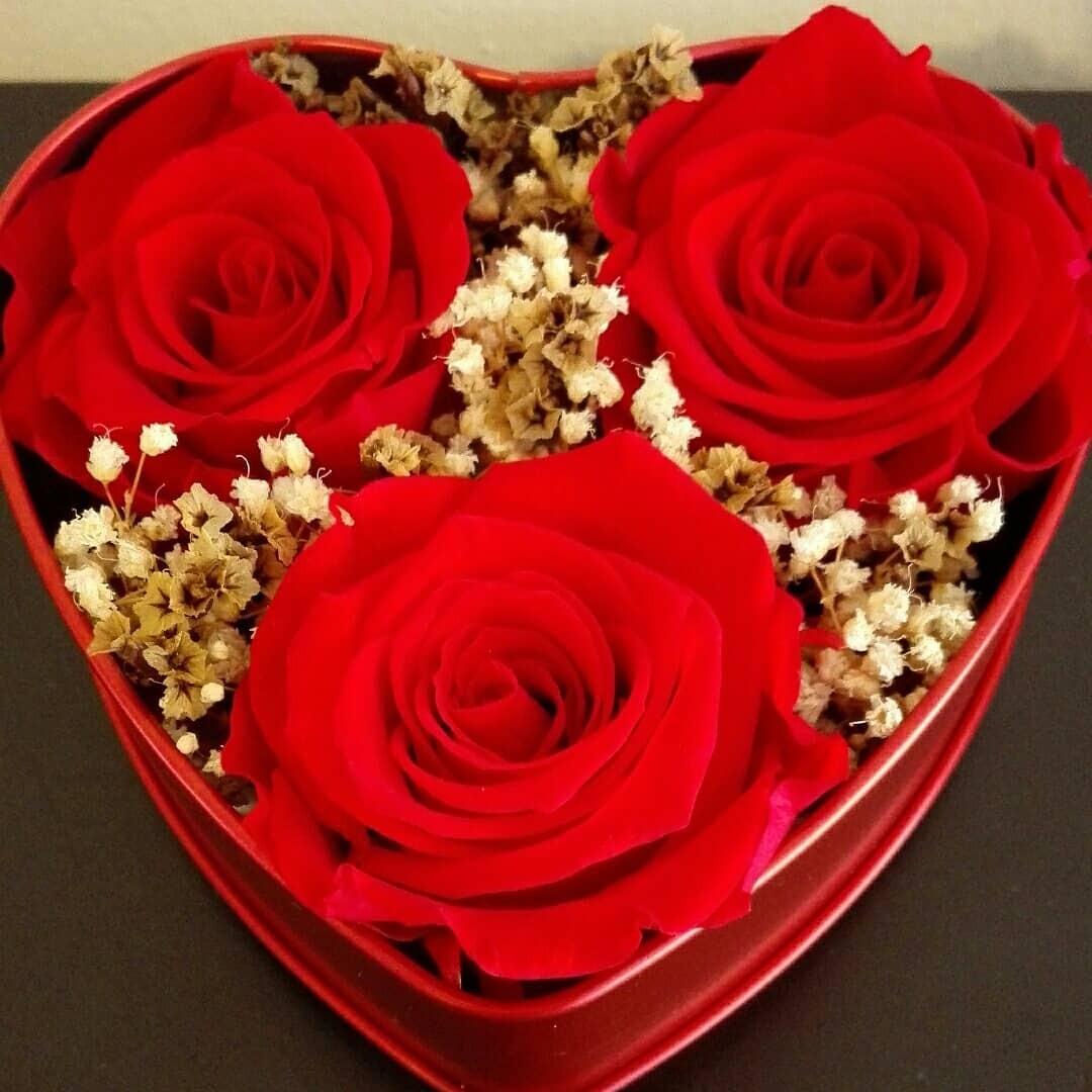 Aranjament trandafiri criogenati rosii in cutie in forma de inima