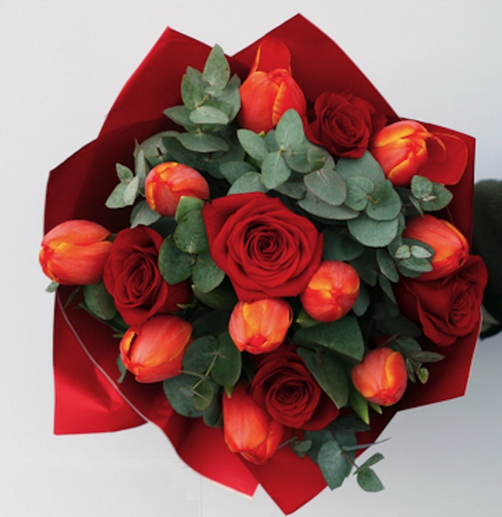Buchet de trandafiri rosii si lalele portocalii, pret incredbil, livrare rapida in Bucuresti!