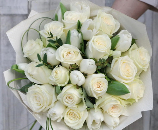 Buchet de trandafiri si lalele albe, pret incredbil, livrare rapida in Bucuresti!
