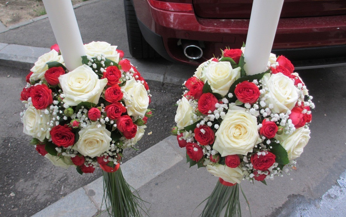 Lumanari de cununie cu trandafiri albi si minirose rosii