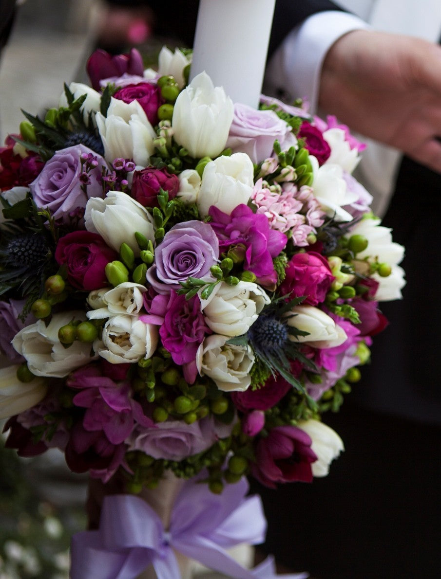 Lumanari de cununie -  lalele albe si mov, frezii roz, trandafiri mov, bouvardia, hypericum