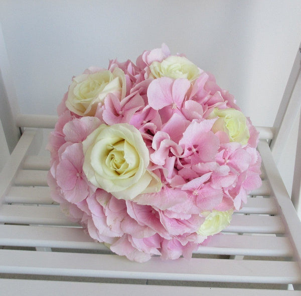 Buchet de mireasa din hortensie roz si trandafiri albi