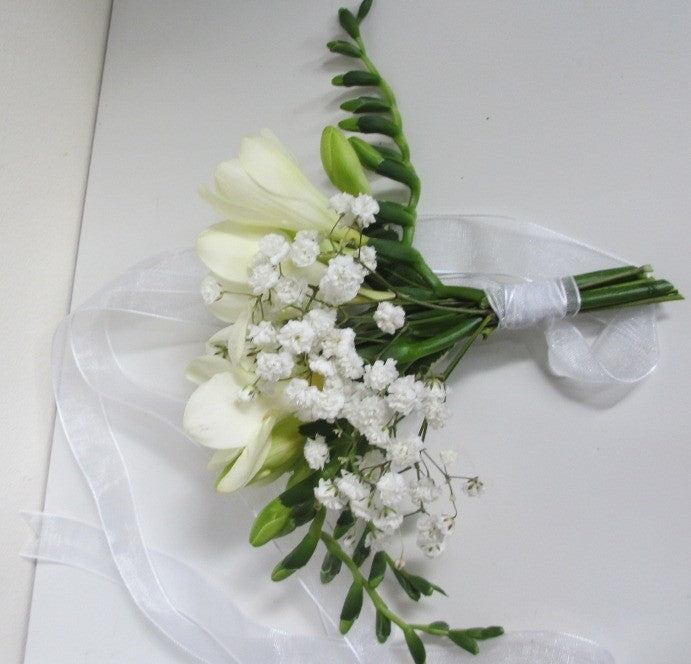 Corsaj domnisoara de onoare din frezii albe si floarea miresei