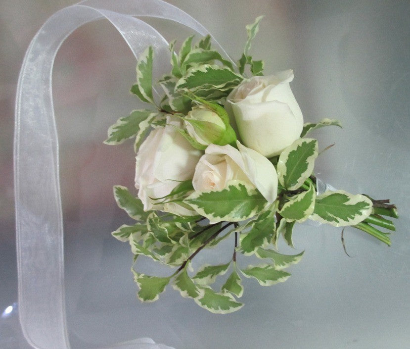 Corsaj din minirose crem si verdeata