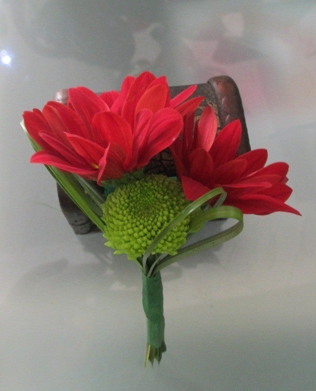 Cocarda din crizanteme si santini