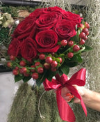 Buchet de mireasa clasic din trandafiri rosii si hypericum verde