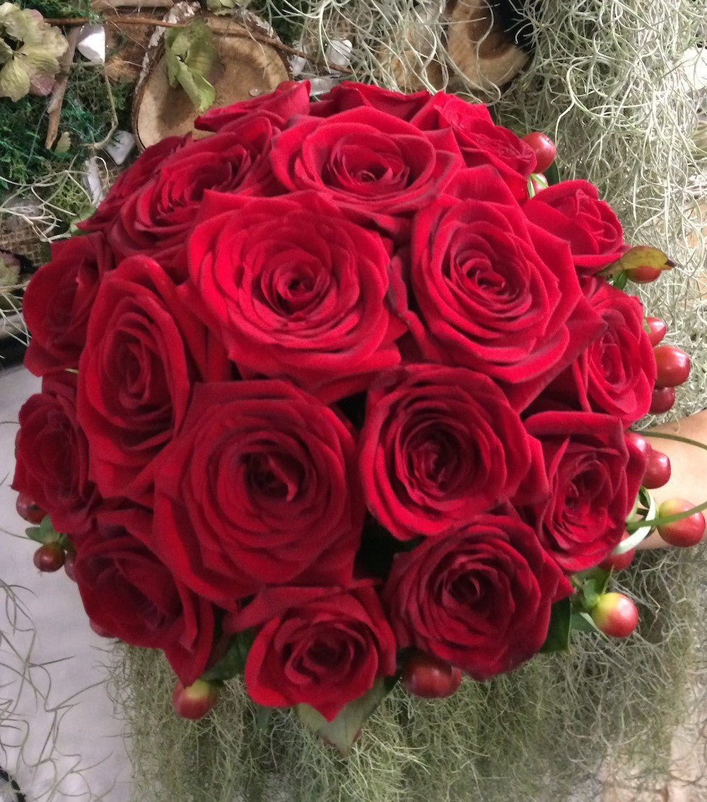 Buchet de mireasa clasic din trandafiri rosii si hypericum verde