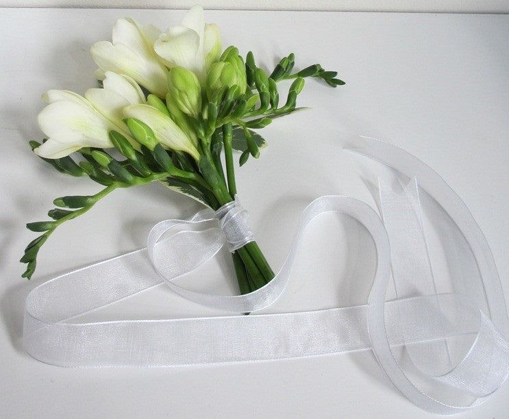 Corsaj din frezii albe si verdeata