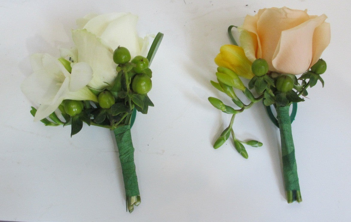 Cocarde din trandafiri, frezii si hypericum