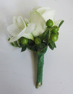 Cocarde din trandafiri, frezii si hypericum