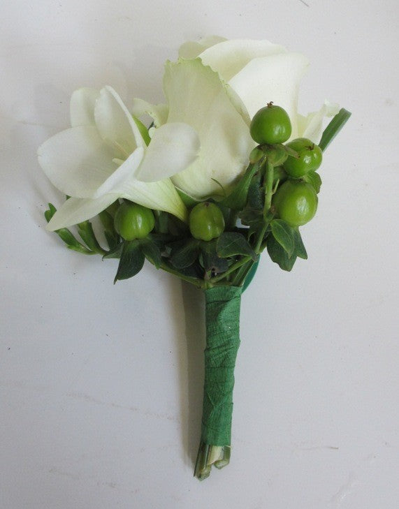 Cocarde din trandafiri, frezii si hypericum