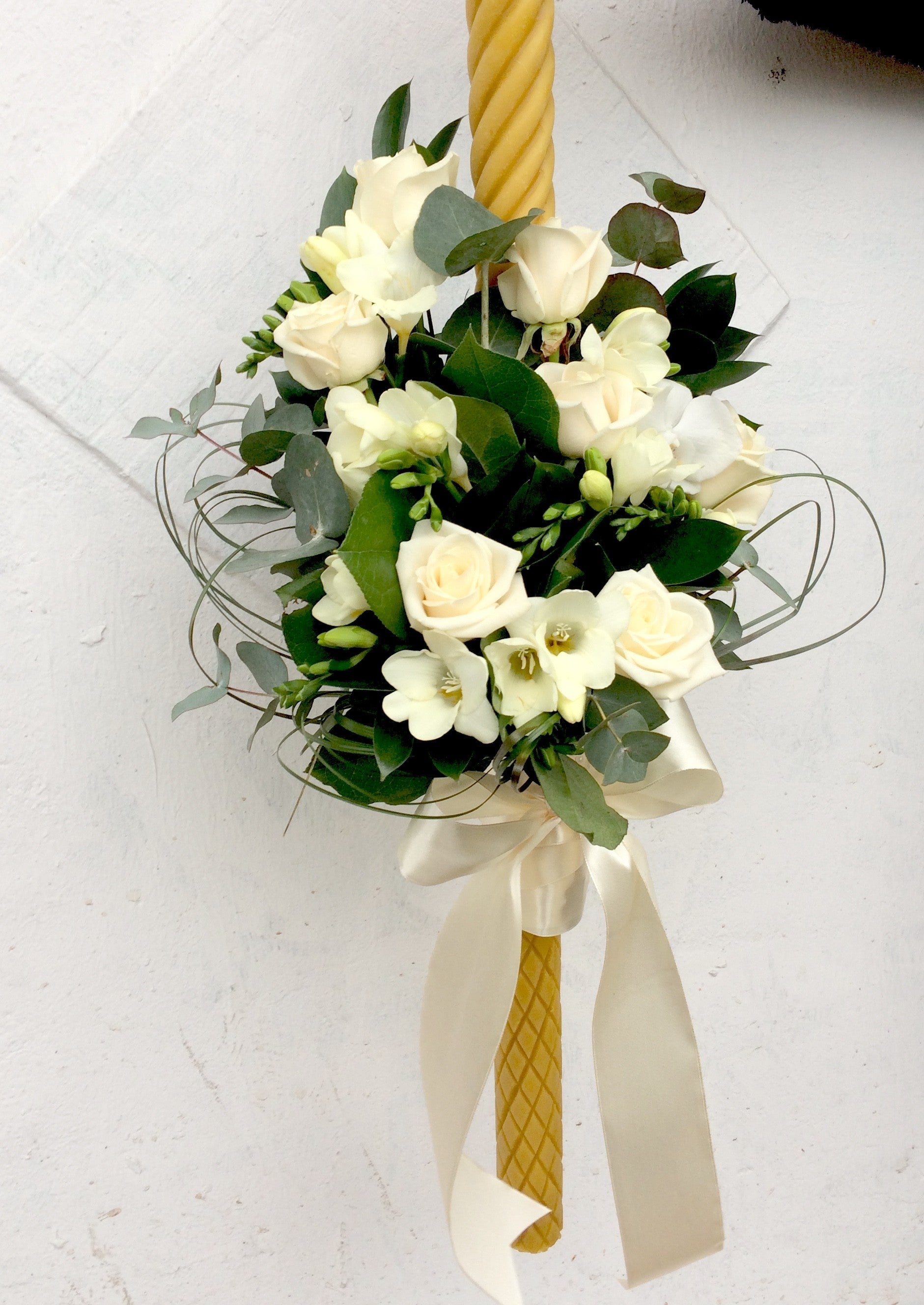 Lumanare botez trandafiri crem si frezii pentru fetite sau baieti