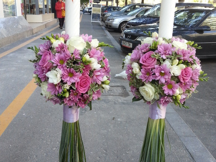 Lumanari nunta cu trandafiri roz, frezii albe si crizantema lila