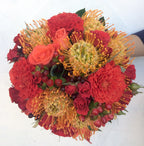 Buchet de mireasa glob din leucospermum, trandafiri, hypericum, minirose