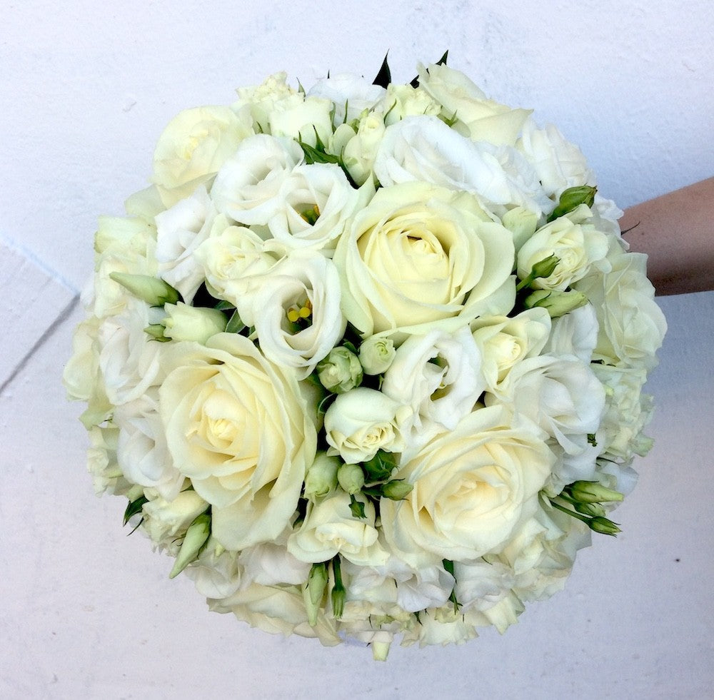 Buchet de mireasa cu trandafiri ivoire si minirose albe