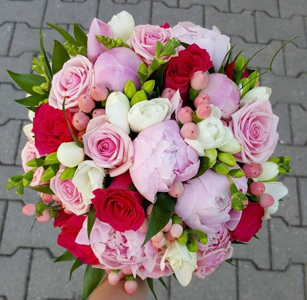 Buchet cununie bujori si trandafiri