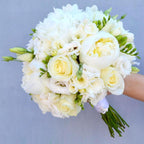 Buchet mireasa cu bujori, frezii si trandafiri