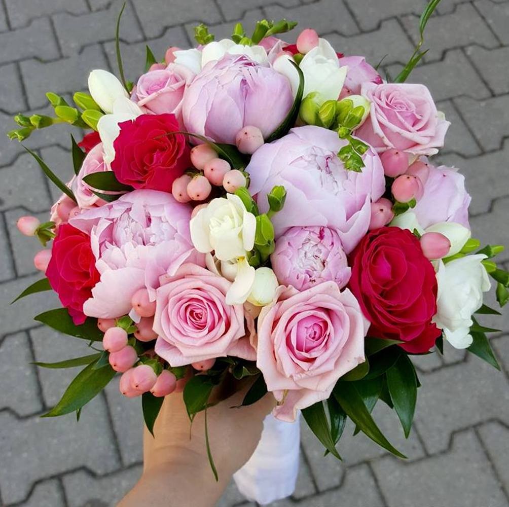 Buchet cununie bujori si trandafiri