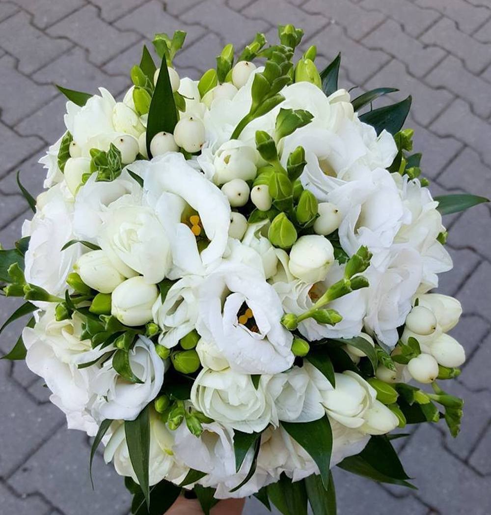 Buchet cununie frezii si hypericum