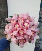 Buchet de mireasa din orhidee imperiala roz si ruscus