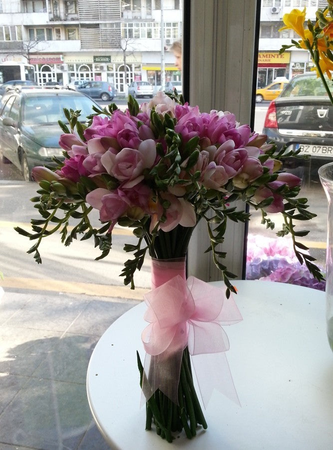 Buchet de mireasa din 49 frezii roz