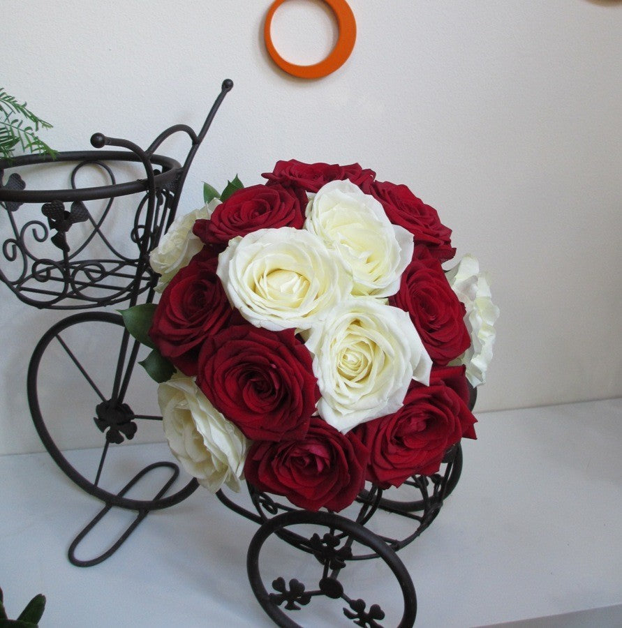 Buchet mireasa trandafiri rosii si albi