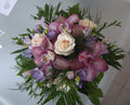 Aranjament floral cu frezii mov, orhidee roz si trandafiri crem