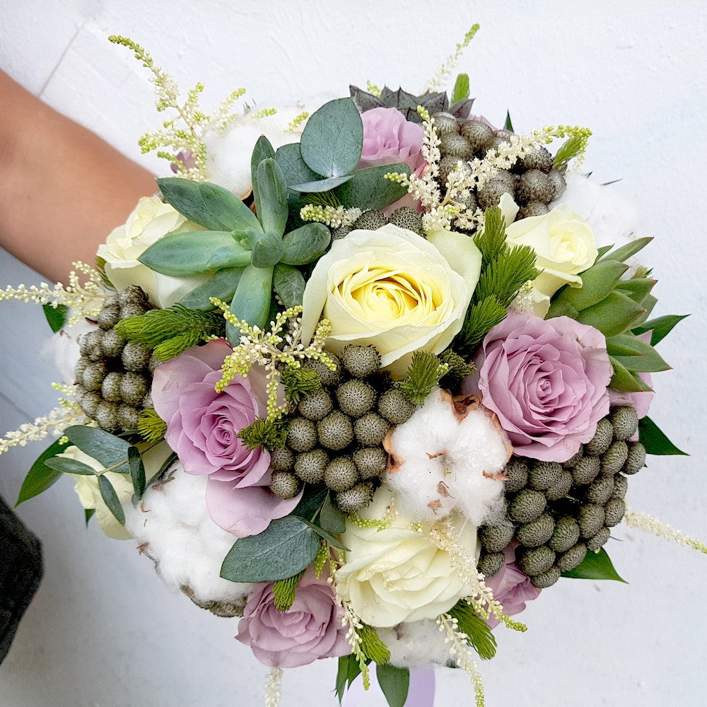 Buchet mireasa trandafiri lila, astilbe si brunia