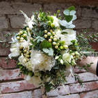 Buchet mireasa bujori albi si astilbe