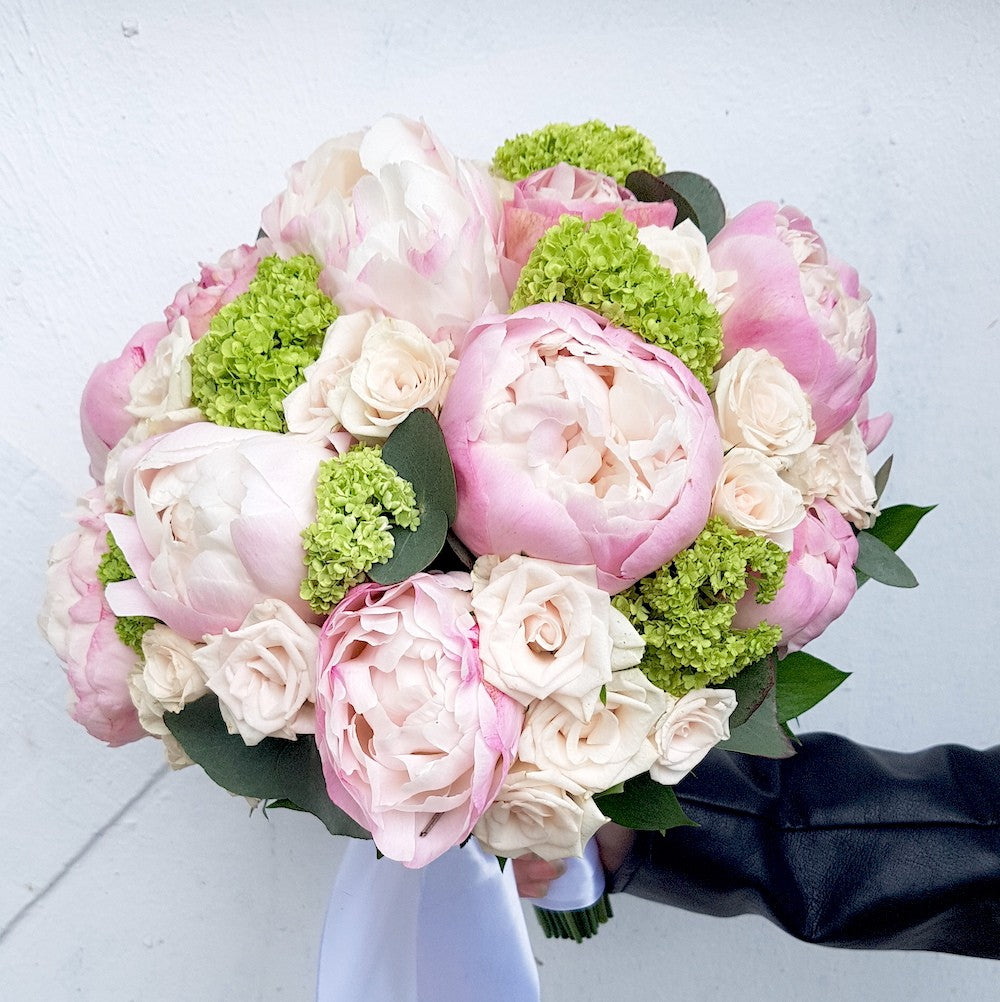 Buchet cununie cu bujori si minirose crem