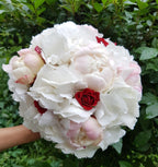 Buchet mireasa bujori si minirose rosii