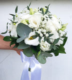 Buchet mireasa lisianthus alb si floarea miresei
