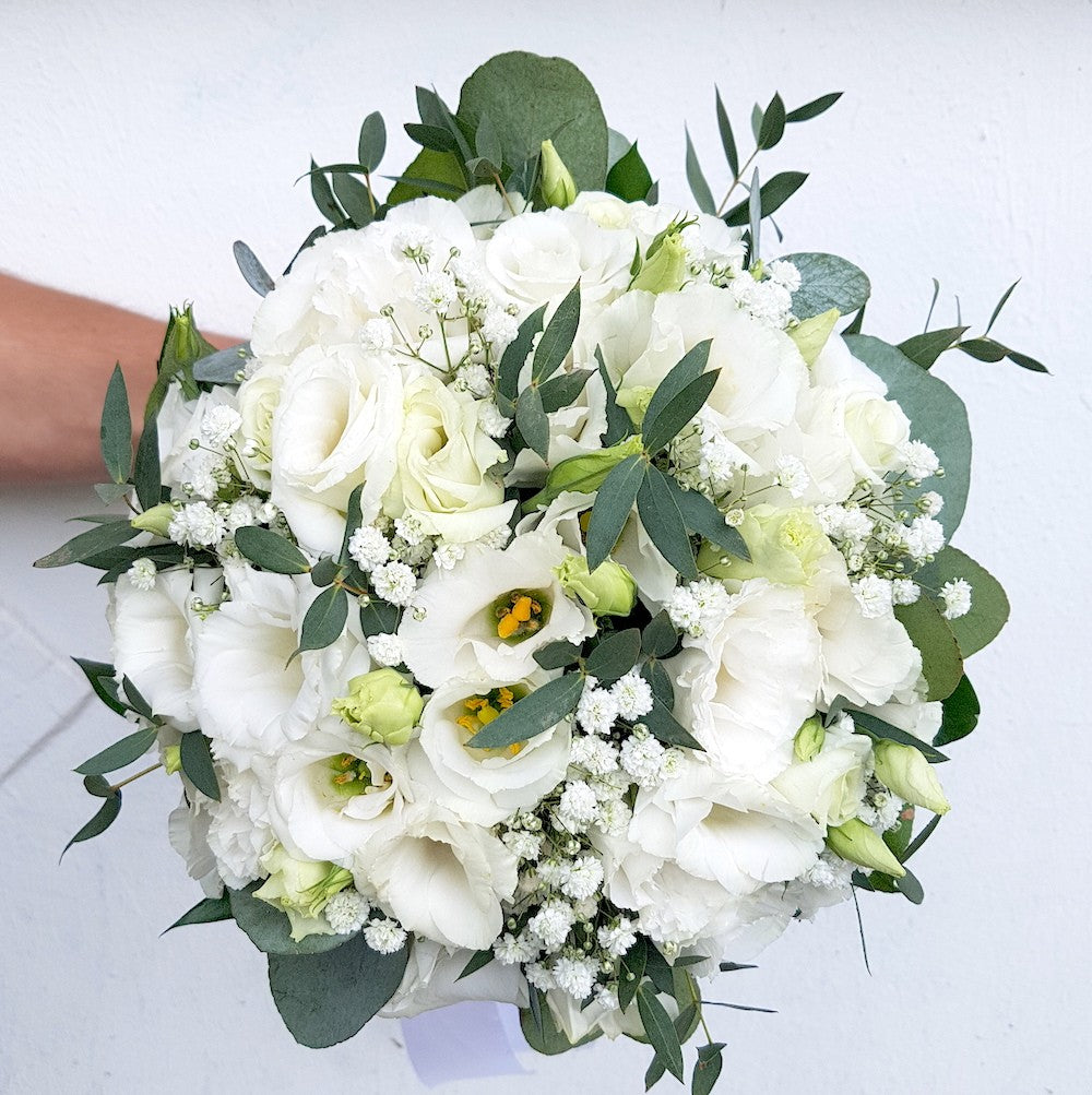 Buchet mireasa lisianthus alb si floarea miresei