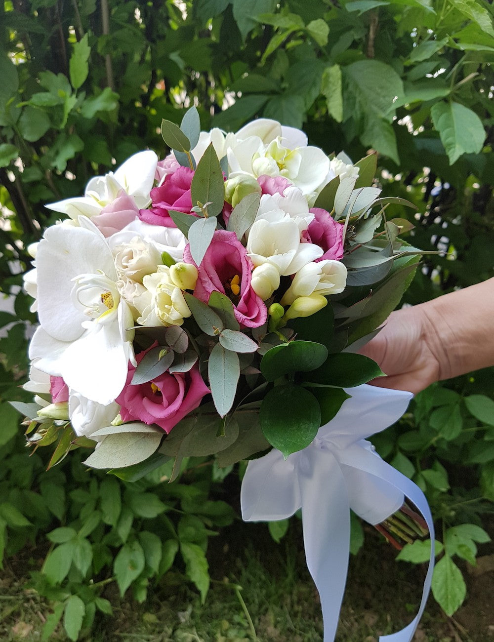 Buchet mireasa lisianthus si orhidee phalaenopsis