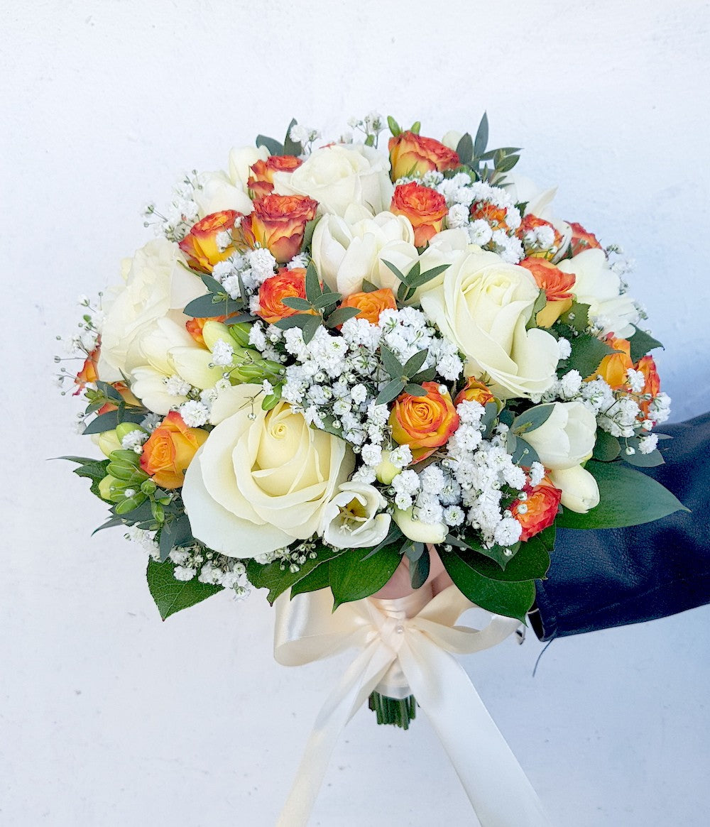 Buchet mireasa minirose portocalii si frezii