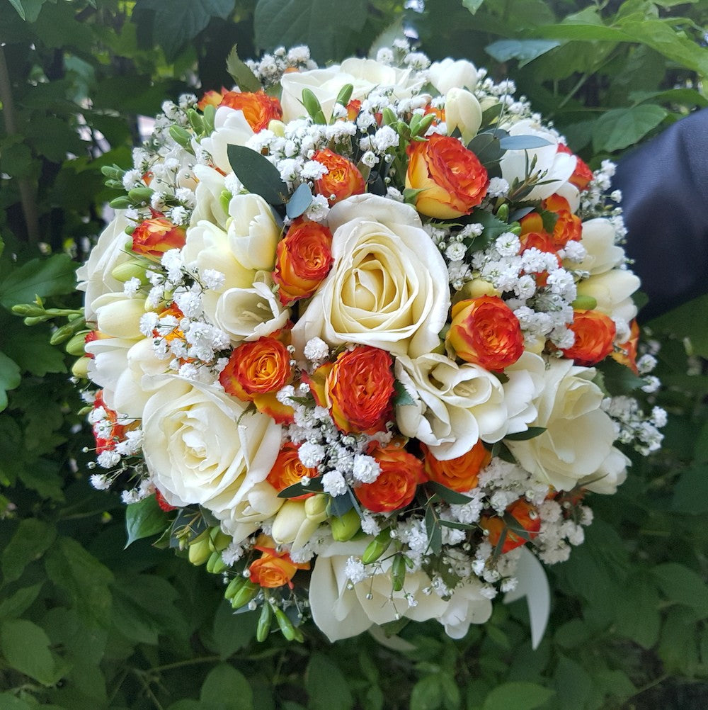 Buchet mireasa minirose portocalii si frezii