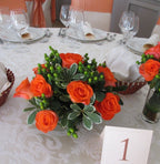 Aranjament floral cu trandafiri corai, hypericum si pittosporum