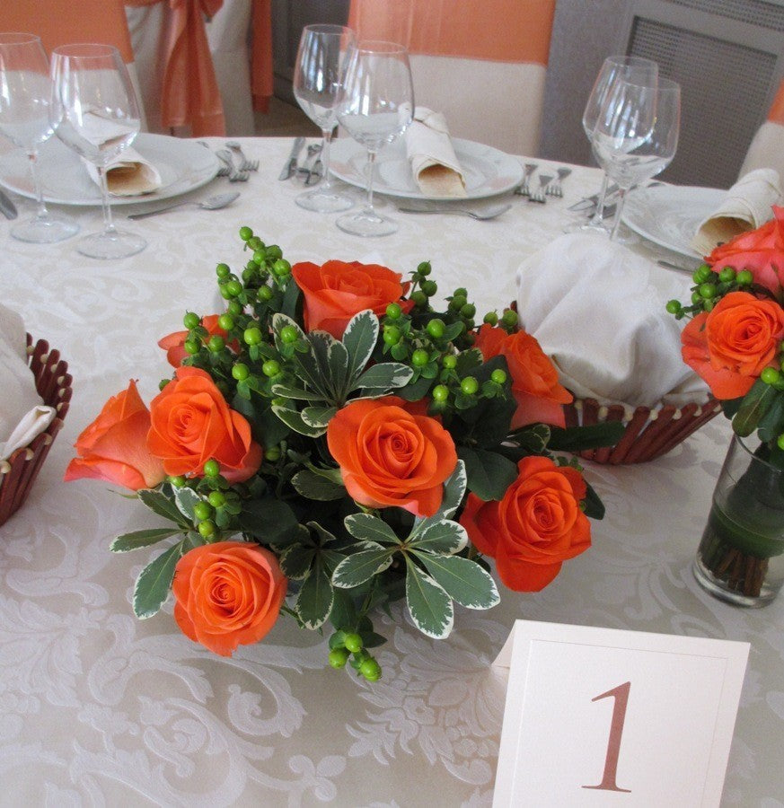 Aranjament floral cu trandafiri corai, hypericum si pittosporum